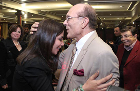 محمد صبحي يقبل رأس منى زكي