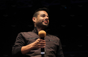 صعد حماقي إلى خشبة المسرح في تمام الساعة الثامنة والنصف، ليجد الالاف من جمهوره في انتظاره بعد آخر حفل له في استاد القاهرة احتفالا بمرور 10 سنوات على مشواره الفني