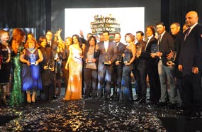 بعض النجوم والمكرمين بصورة تذكارية بمهرجان الفضائيات العربية