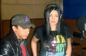 مروة نصر مع الملحن تامر علي في الاستوديو أثناء تسجيل الأغنية