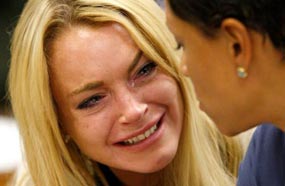 حكم على لينزي لوهان بقضاء 90 يوما في مركز إعادة تأهيل مغلق على خلفية كذبها على الشرطة بعد حادث سيارتها البورشة مع إحدى الشاحنات في 2012، بالإضافة إلى الغرامة وإجبارها على استشارة طبيبا نفسيا وقضاء 30 يوما في خدمة المجتمع.