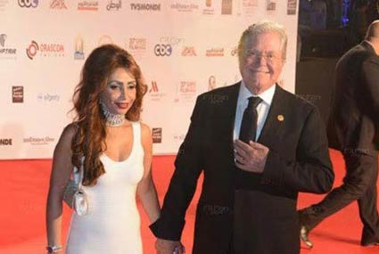 تقدم حسين فهمي بطلب الزواج إلى والدتها اللبنانية التي تعيش في بيروت.