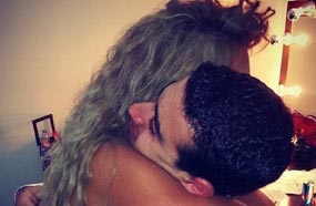 مايا تعانق أحد معجبيها