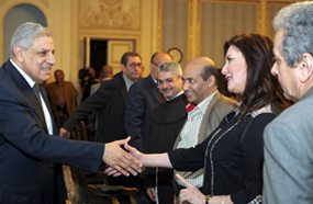 محلب أثناء لقاءه مع بعض الفنانين