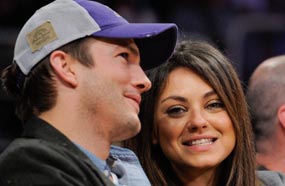 ميلا كونيس وخطيبها أشتون كوتشر