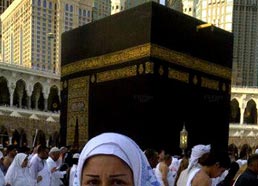 منة فضالي وإحدى صورها امام الكعبة