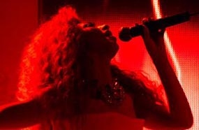 ميريام فارس بشعرها المميز