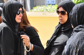 ميرفت أمين ورجاء الجداوي أمام المسجد