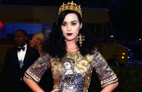 أطلت المطربة كاتي بيري على حفل "Met Gala" بفستان من تصميم "دولتشي أند جابانا " منقوش كأنه لوحة فنية على جدران كنيسة من القرون الوسطى، كما حرصت على إرتداء تاج على رأسها وحلق كبير.