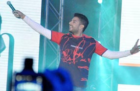 محمد حماقي بملابس فيديو كليب "بتضحك" في احتفاله بـ "10 سنوات غناء"