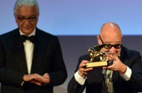 جيانفرانكو روزي يتسلم جائزته عن فيلم &quot;Sacro GRA&quot;