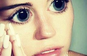 مايلي سايرس بعينيها الواسعتين