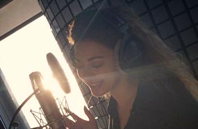 ميريام فارس أثناء تسجيل الأغنية