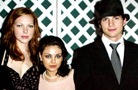 أشتون مع ميلا ولورا