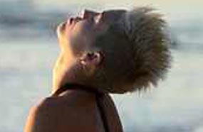 مايلي سيرس تمارس اليوجا