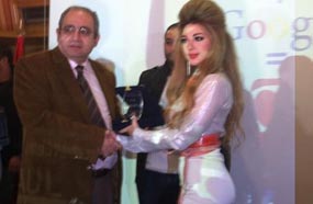 ميريام تتسلم التكريم