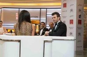 مهند وسط لقاء صحفي بأحد المتاجر الكبرى في دبي