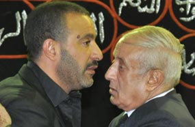 أحد السقا يقدم واجب العزاء في زوجة المنتج محمد حسن رمزي