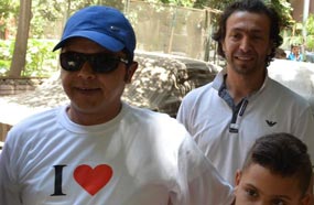 محمد هنيدي مع أبنائه أمام مقر لجنتهم الانتخابية