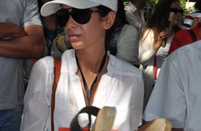 منى زكي ترفع &quot;القبقاب&quot; في وجه الرئيس