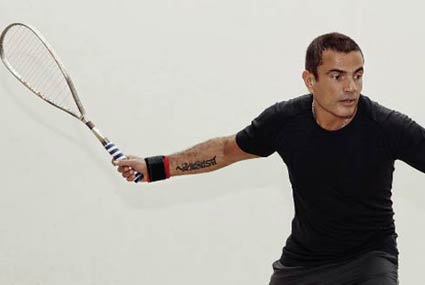 نشر المطرب عمرو دياب صورة له وهو يمارس رياضة "الإسكواش" وظهر مندمج في اللعب.
