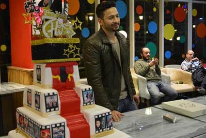 حمادة هلال‎ مع تورته عيد الميلاد