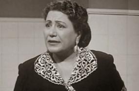 فردوس محمد
يبقى النموذج الأبقى في وجدان المشاهد وهو الأم الحنون البسيطة محدودة التعليم التي تغمر أبنائها بالدعاء لهم، ومن استطاع أن يجسّد هذا باقتدار سوى فردوس محمد في أفلام مثل "رد قلبي" و"شباب إمراة" وغيرها من كلاسيكيات الأبيض والأسود؟