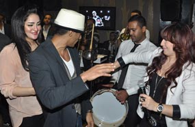 بوسي ورقصة مع محمد رمضان