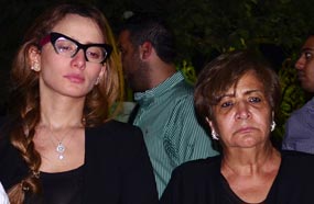 زينة أثناء حضورها للعزاء