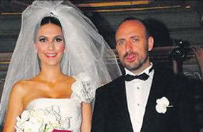 هاليت أرجنتش أو "السلطان سليمان" و بيرجوزار كوريل "القاضية فريدة"

جمع مسلسل "ويبقى الحب" الممثل هاليت أرجنتش بالممثلة بيرجوزار كوريل عام 2006, وعلى الرغم من زواج هاليت فى هذه الفترة من امرأه أخرى إلا أن الحب الذى جمعه ببيرجوزار فى المسلسل تحول إلى حقيقة , و إنفصل هاليت عن زوجته الأولى نتيجه لحدوث خلافات و تزوج عام
2009
من بيرجوزار ونتج عن هذا الزواج ابنهم الوحيد "على