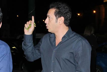 مصطفى شعبان يصل مسجد عمر مكرم لأداء واجب العزاء