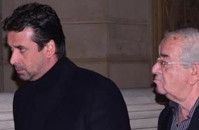 كريم عبد العزيز مع والده المخرج محمد عبد العزيز في عزاء نادر جلال