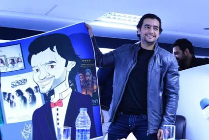 هاني سلامة يتسلم رسم كاريكاتير له أثناء حفل التكريم