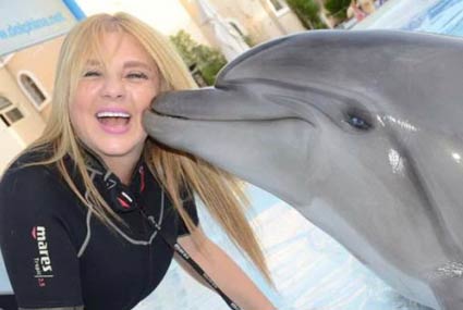 ندى بسيوني بقبلة الدولفين.