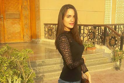 تخرجت إنجي في جامعة أكتوبر للعلوم الحديثة والآداب