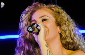 تالقت نيكول سابا في حفل شرم الشيخ بفستان أسود قصير بذيل