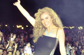 تألقت نيكول في الحفل بفستان أسود قصير