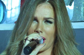 نيكول سابا في الحفل