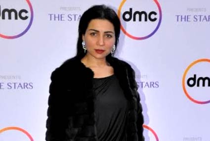 مي عز الدين جاءت إطلالتها غير موفقة نهائيا، فالإطلالة السوداء لم تكن في محلها، وكانت تحتاج لارتداء أي سلسلة أو عقد يكسر من حدة اللون، كذلك خدعة مكياج اللا مكياج لا تلائم الاحتفالات الكبرى، وكان يجدر بها وضع مكياج أكثر جرأة.