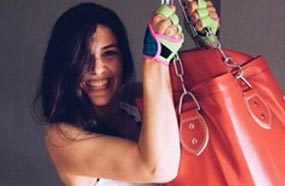 تمارس الفنانة التركية بيرجوزار كوريل المعروفة في الوطن العربي بشخصية "القاضية فريدة" رياضة "بيلاتس"، بيرجوزار نشرت صورة طريفة لها ظهرت فيها وهي مُعلقة على وسادة الرمل التي يستخدمها الملاكمون.