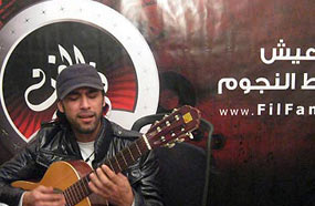 عمرو مصطفى يغني لموقع "في الفن" - تصوير: محمد ممدوح