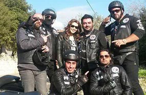 نانسي وسط فريق عمل الأغنية