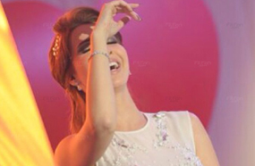 نانسي عجرم أثناء اندماجها على خشبة المسرح