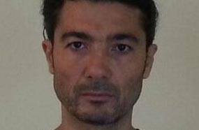 خالد النبوي يحمل لافتة لدعم غزة