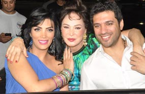 الثلاثي حضر في سيارة مكشوفة يقودها حسن الرداد.