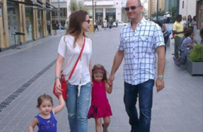 نانسي مع زوجها وابنتيها