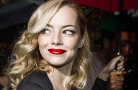 مقدمة الحفل إيما ستون