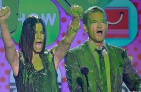 ساندرا بوليك سعيدة بالسائل الأخضر اللزج مع نيل باتريك في حفل جوائز قناة الأطفال "Nickelodeon"