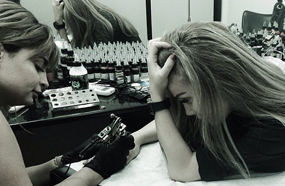 نيكول سابا ترسم الوشم