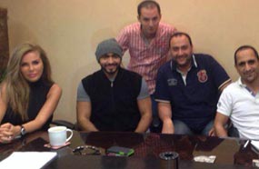 نيكول مع تامر أثناء توقيع العقد